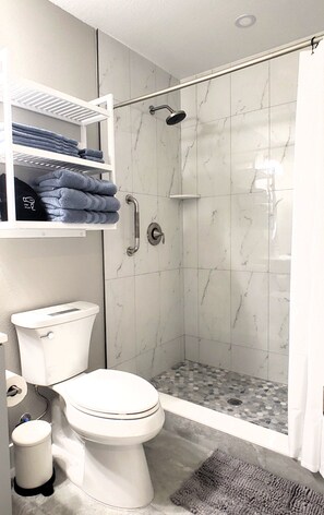 Douche, sèche-cheveux, serviettes fournies, savon