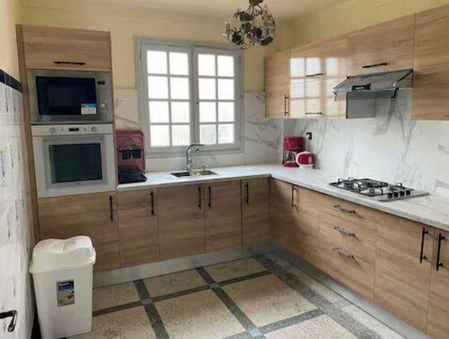 Étage complet indépendant dans une villa avec piscine partagée – Meknès