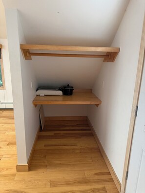 Interior - Cozy studio in enjoyable Lake Ronkonkoma area with AC and parking provided. (Lake Ronkonkoma)