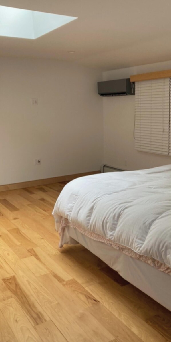 Tabla de planchar con plancha, wifi y ropa de cama 