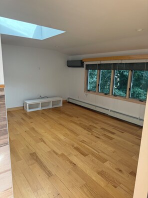 Interior - Cozy studio in enjoyable Lake Ronkonkoma area with AC and parking provided. (Lake Ronkonkoma)