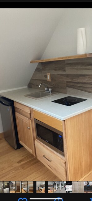 Private kitchen - Cozy studio in enjoyable Lake Ronkonkoma area with AC and parking provided. (Lake Ronkonkoma)