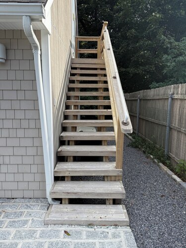 Cozy studio in enjoyable Lake Ronkonkoma area with AC and parking provided.