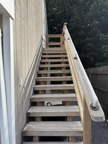 Cozy studio in enjoyable Lake Ronkonkoma area with AC and parking provided.