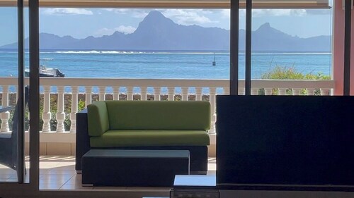 Au bord du lagon, vue sur Moorea et accès direct au lagon