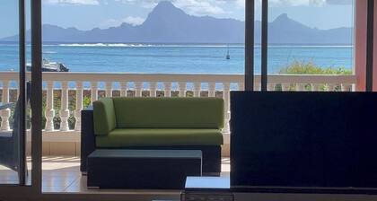 Au bord du lagon, vue sur Moorea et accĂšs direct au lagon