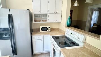 Microondas, horno, placa de cocina, lavavajillas