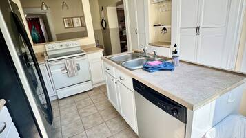 Microondas, horno, placa de cocina, lavavajillas