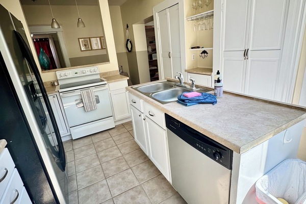 Micro-ondes, four, plaque de cuisson, lave-vaisselle