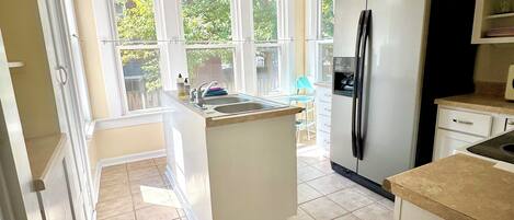 Een microgolfoven, een oven, een kookplaat, een vaatwasser