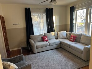 TV - 3 Bed 3 Bath Beautiful Historic District Within Walking Downtown Cape Girardeau (Cape Girardeau)