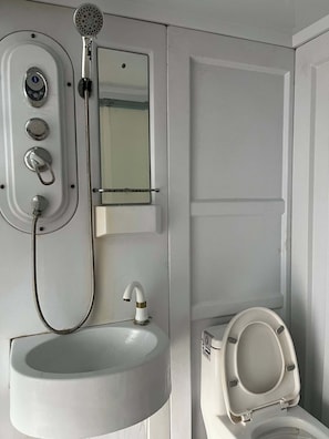 Chambre Familiale Double ou avec lits jumeaux | Salle de bain