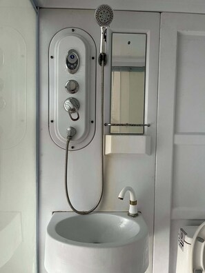 Kamer | Badkamer | Een douche, gratis toiletartikelen, handdoeken, zeep