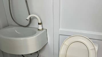 Habitación | Baño | Ducha, artículos de higiene personal gratuitos, toallas y jabón