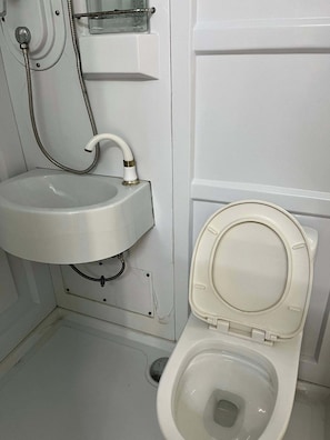 Ducha, artículos de tocador gratuitos, toallas, jabón
