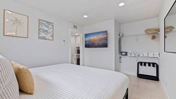 Escritorio, tabla de planchar con plancha y wifi