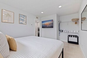 Schreibtisch, Bügeleisen/Bügelbrett, WLAN