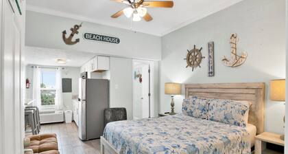 Steps to Beach & The Hangout • Walk Everywhere • Snowbirds Welcome