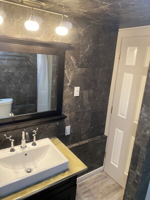 Dusche, Haartrockner, Bidet, Handtücher