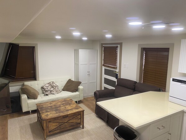 Smart-TV, Tischtennisplatte, Musikbibliothek, Videothek