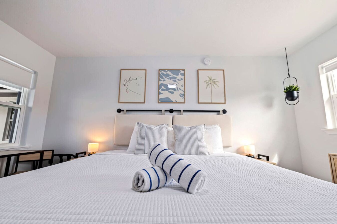 Skrivebord, strykejern/-brett og wi-fi