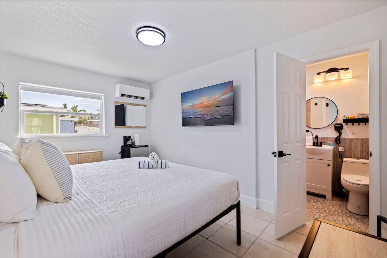 Escritorio, tabla de planchar con plancha y wifi 