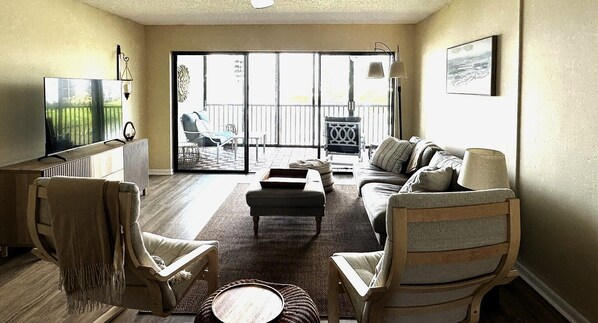 Téléviseur connecté, livres, écran d’ordinateur