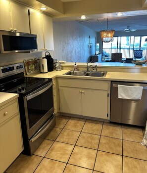 Réfrigérateur, four à micro-ondes, un four, surface de cuisson