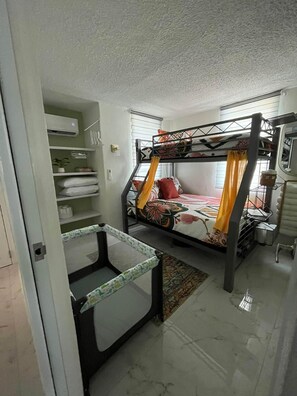 3 bedrooms, desk, iron/ironing board, WiFi