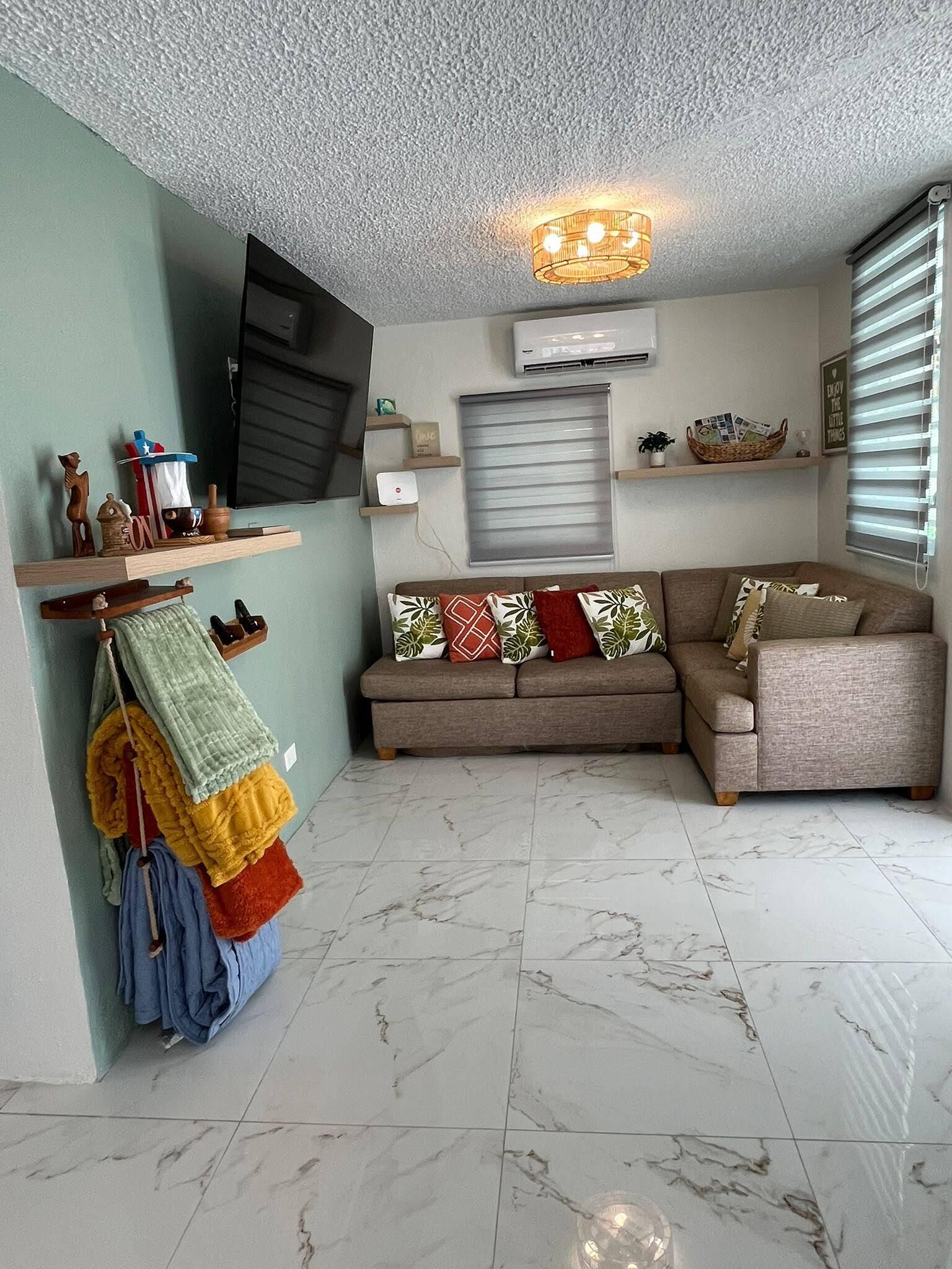 Smart-tv, böcker och en stereo