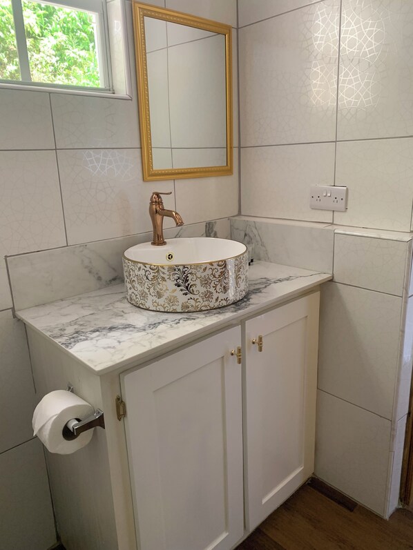 Een douche, handdoeken, zeep, toiletpapier