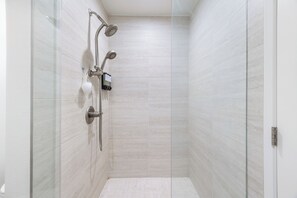Regadera, secadora de cabello, bidet, toallas