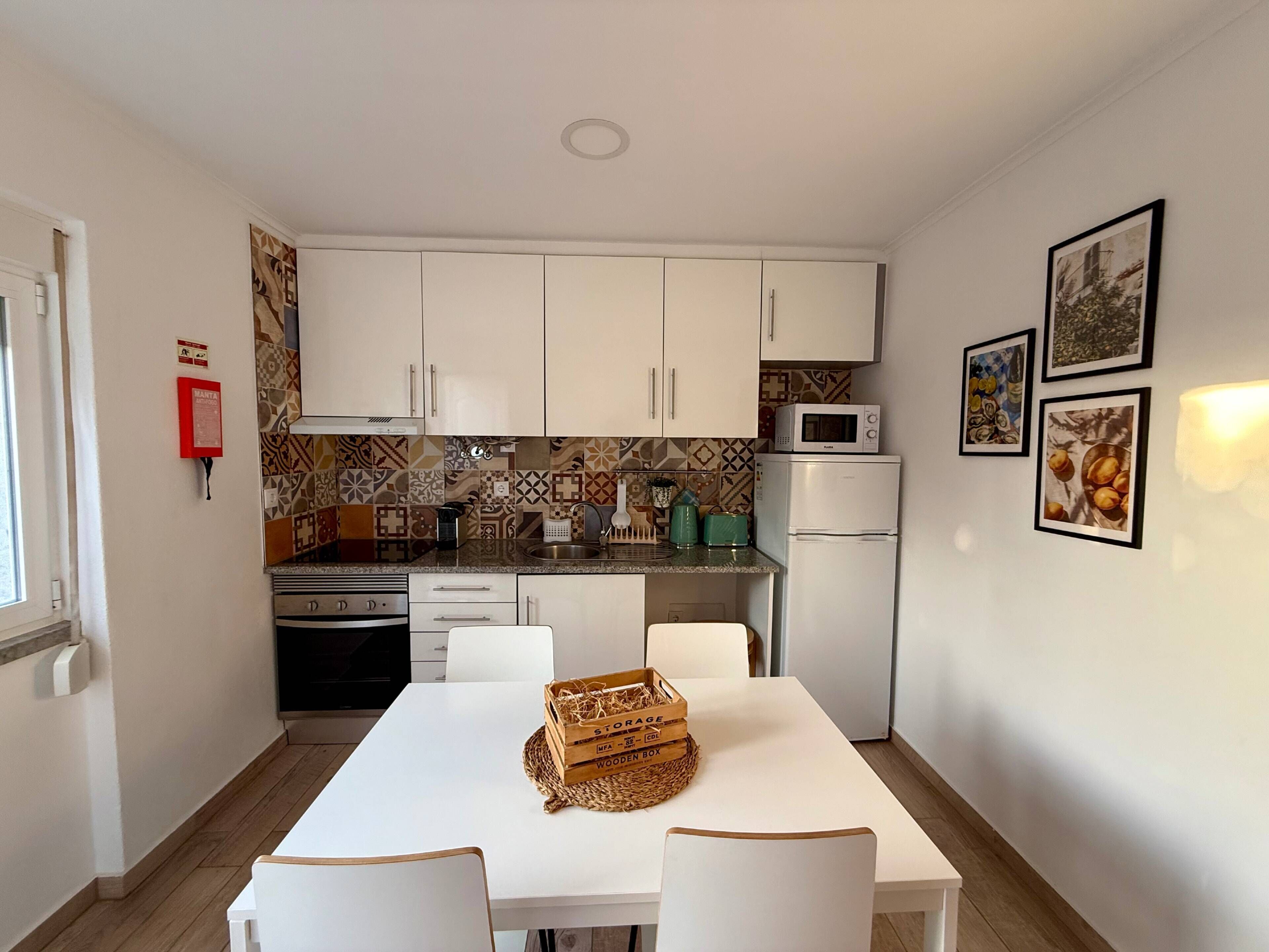 Jääkaappi, mikroaaltouuni, uuni, liesi