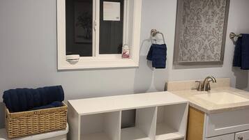 Douche, serviettes fournies, papier toilette