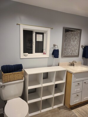 تجهيزات دش، مناشف، ورق حمّام