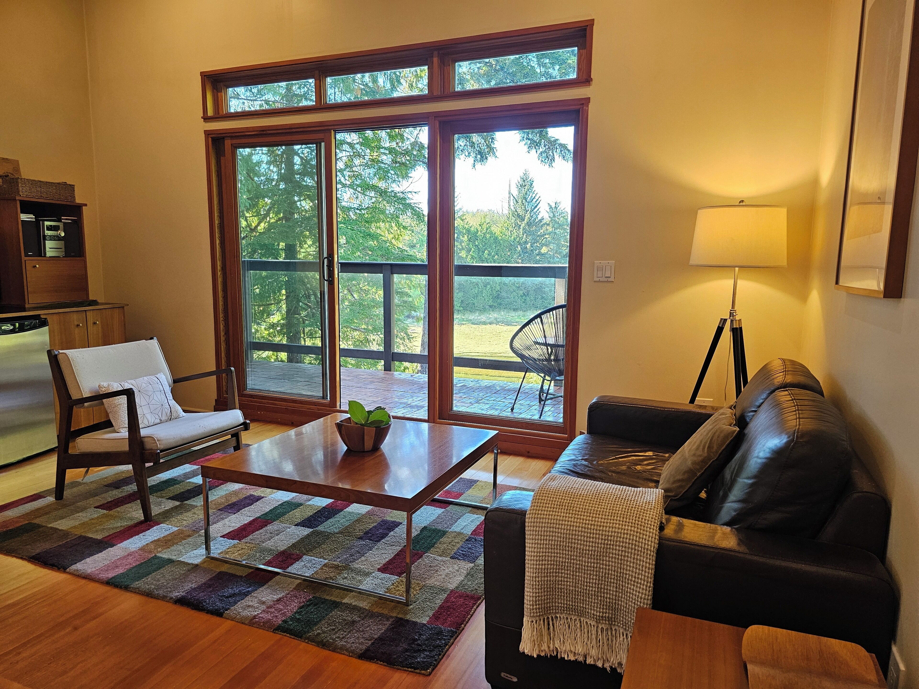 Een smart-tv en een open haard