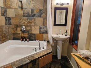 Hårføner, håndklær, såpe og sjampo