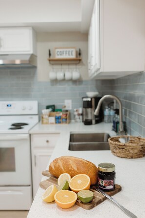 Een magnetron, een oven, een kookplaat, een vaatwasser