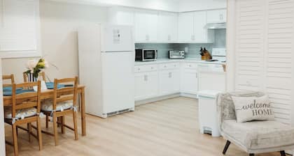 Little Lady On Lincoln- FULLY stocked Coffee Bar