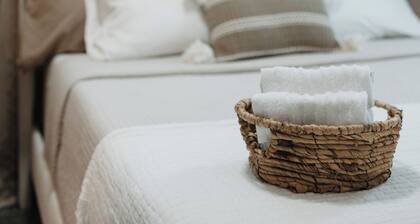 Little Lady On Lincoln- FULLY stocked Coffee Bar