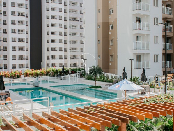 2 outdoor pools