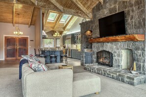 Smart TV, fireplace - Riverfront 3BR w/ Dock—Siletz Sanctuary II • 30+ Nights Lincoln City & Depoe Bay (Lincoln City)