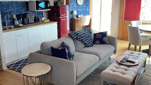 Un interior acogedor de cabaña con sala de estar, cocina y comedor.
