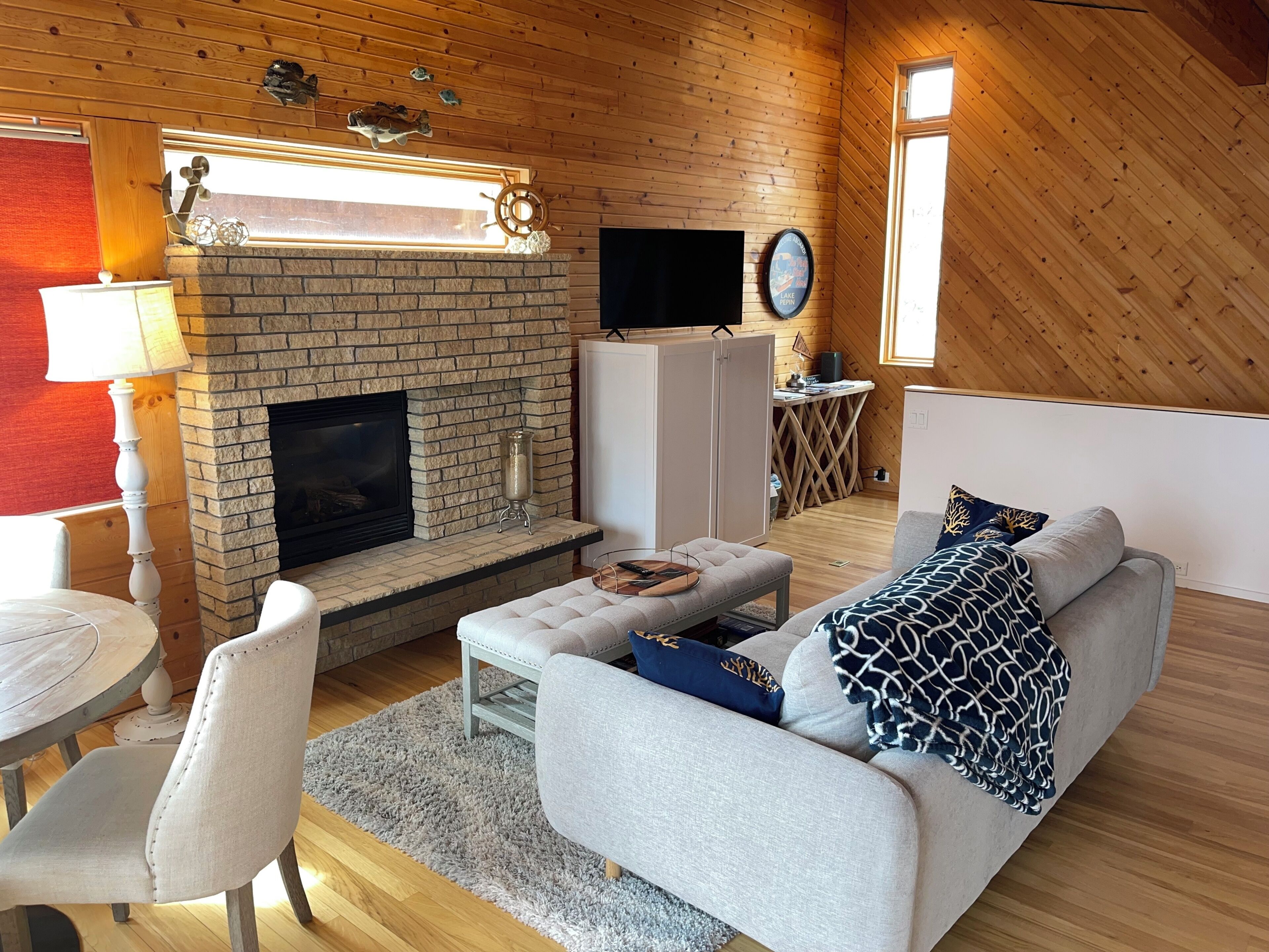 TV, fireplace