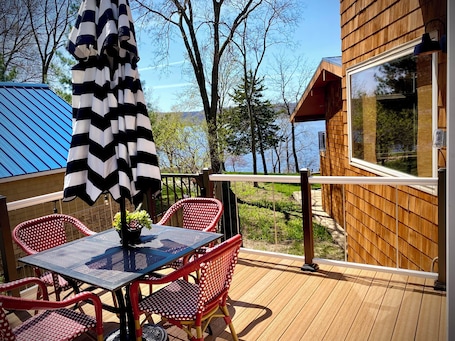 Outdoor dining. Pepin Guest Haus - walk to the winery! Sauna!