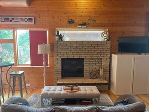 TV, fireplace