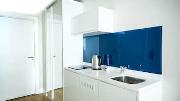 Suite Studio Classique, balcon, vue mer | Cuisine privée | Mini réfrigérateur, four, batterie de cuisine, vaisselle et ustensiles