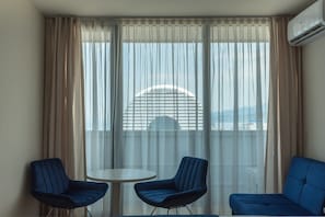 Suite monolocale Classic, balcone, vista mare | Una scrivania, Wi-Fi gratuito
