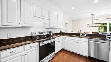 Microondas, horno, parrilla de estufa y lavavajillas