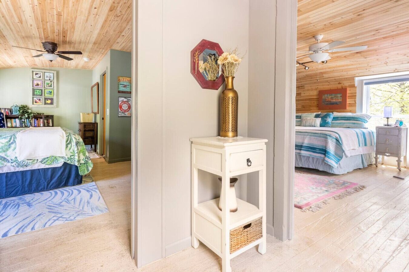 2 habitaciones, escritorio y tabla de planchar con plancha 